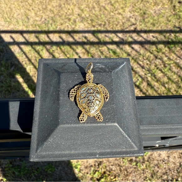 Stefano Oro 14K Gold Diamond Cut Ricami Turtle Pendant, 1.23 grams - Picture 5 of 6